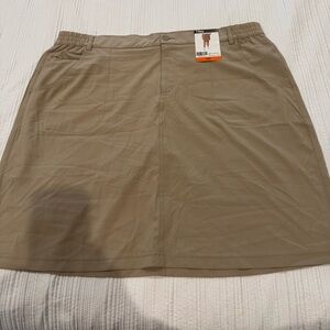 NWT. Tilley Ladies' Trek Skort. Size XXL.